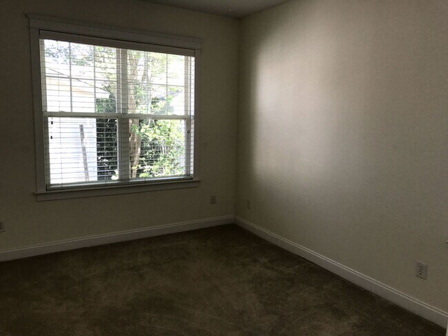 Building Photo - Cute home located in Ballantyne!