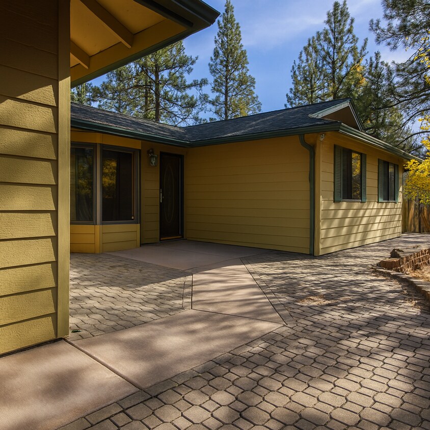 Primary Photo - Spacious SW Bend Home on Nearly Half an Ac...