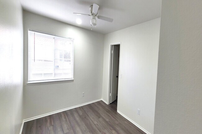 Foto del edificio - 10000 Hanna Ave