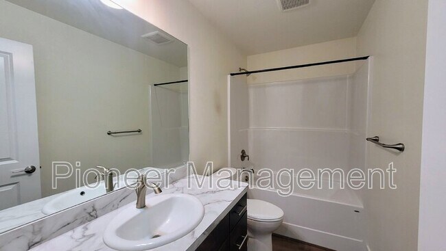 Foto del edificio - 2468 NE Kerr St