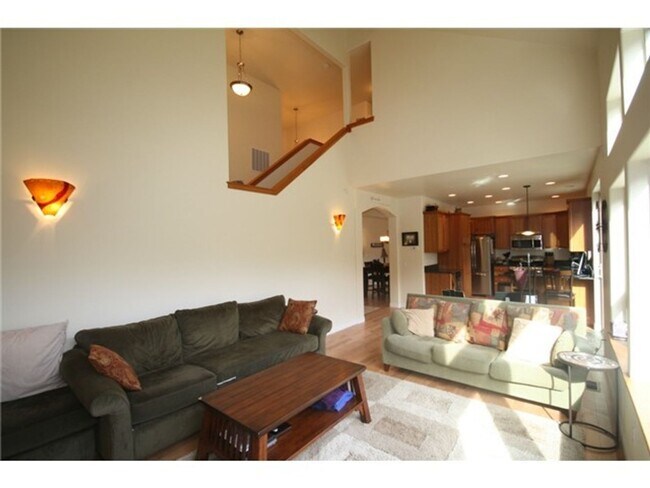 Building Photo - Amazing 3 Bedroom Galbraith Craftsman