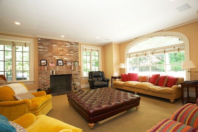 Building Photo - 4 Duck Pond Rd