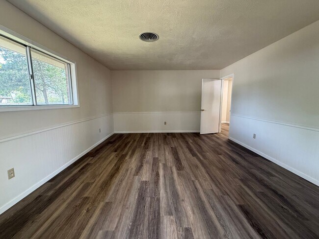 Building Photo - 3 Bed, 2 Bath Within Walking Distance of C...