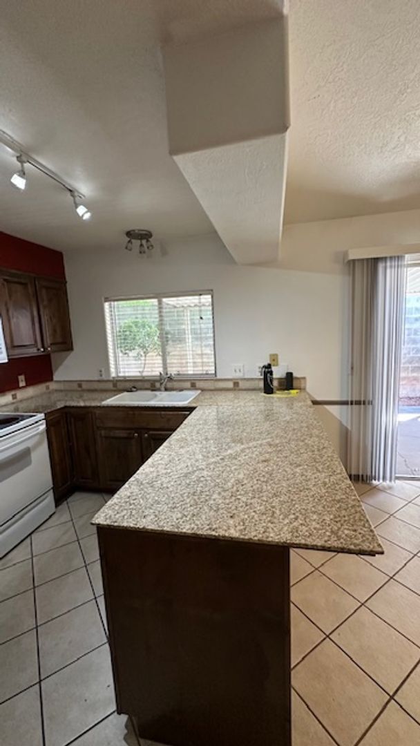 Foto del edificio - 3 Bedroom Home With Community Pool - Pet Friendly!