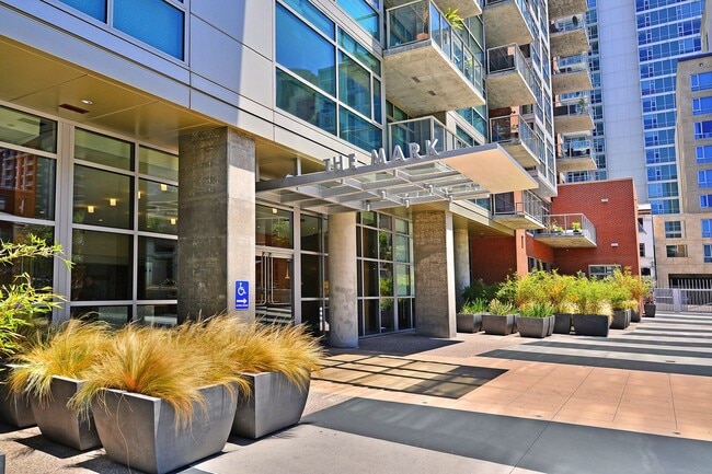 Foto del edificio - Expansive East Village 1 Bedroom at The Mark! Small Pet OK!