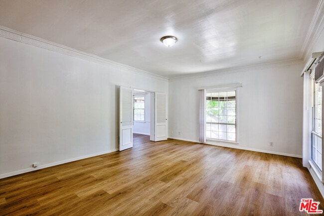 Building Photo - 203 S Doheny Dr
