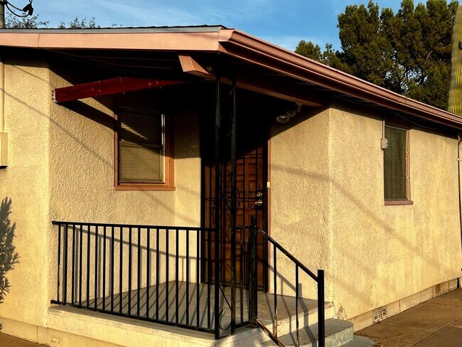 Building Photo - Charming 2 Bedroom Home