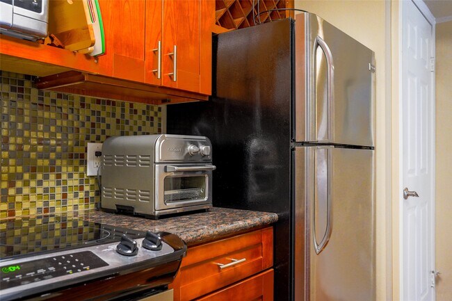 Foto del edificio - 7060 N Holiday Dr