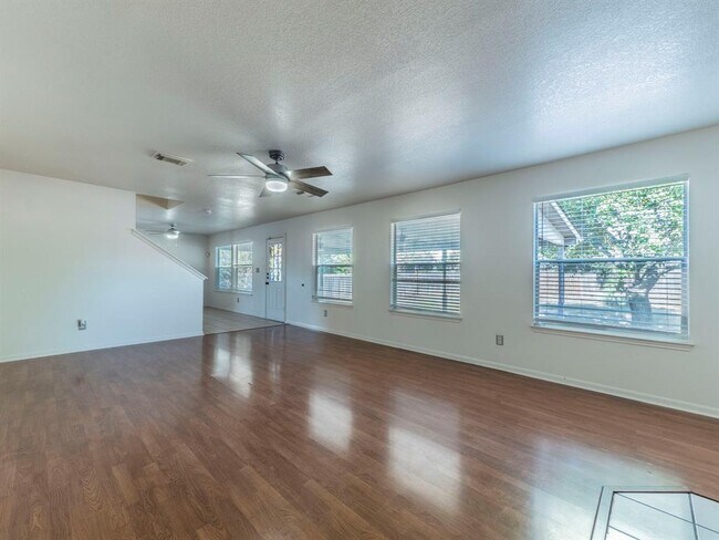 Building Photo - 2316 Logan Dr