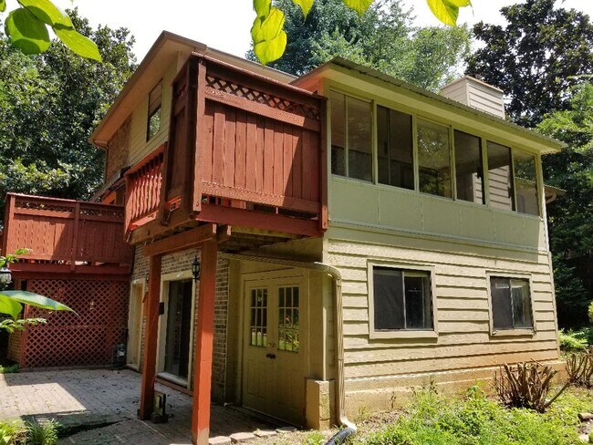 Foto del edificio - 1310 Barkwood Pl NW