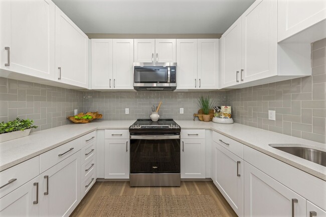 Interior Photo - Everest Largo Apartments