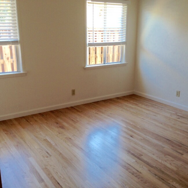 Building Photo - 140 Cuesta Dr