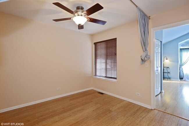 Foto del edificio - 1560 N St Marks Pl