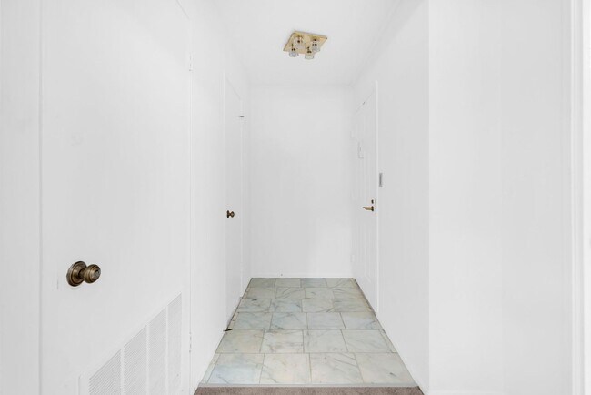 Building Photo - Sunny Garden-Level Condo Minutes from Old ...