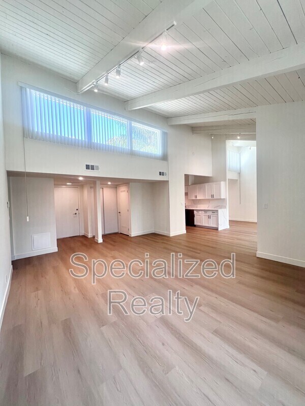 Building Photo - 12325 Moorpark St