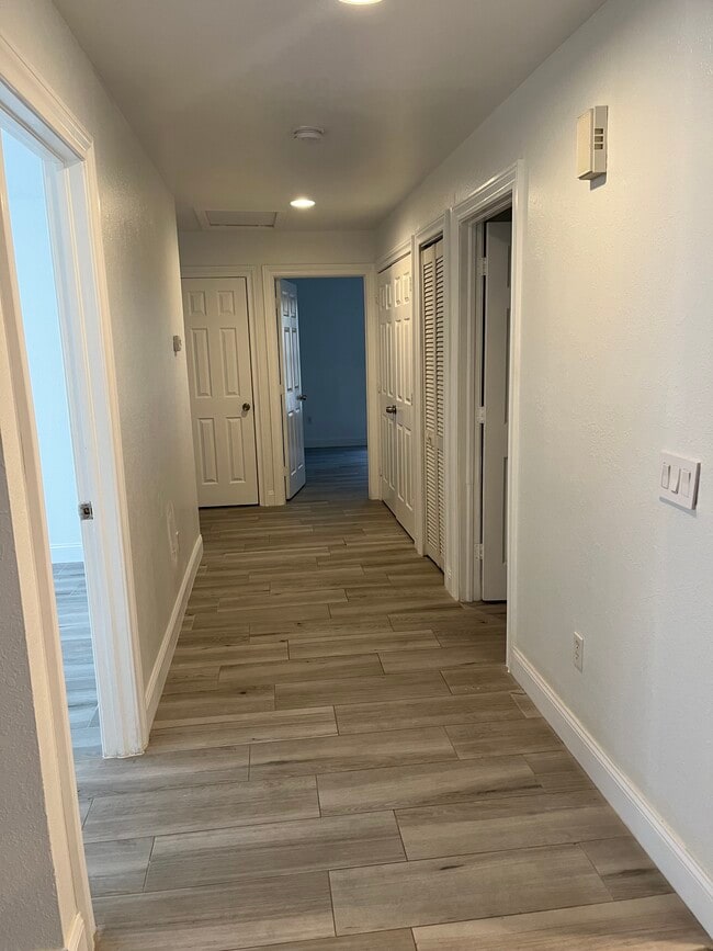 Building Photo - 4712 Golfview Blvd