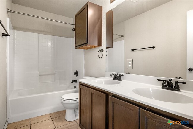 Building Photo - 570 Creekside Cir