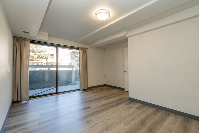 Foto del edificio - 8763 W Cornell Ave