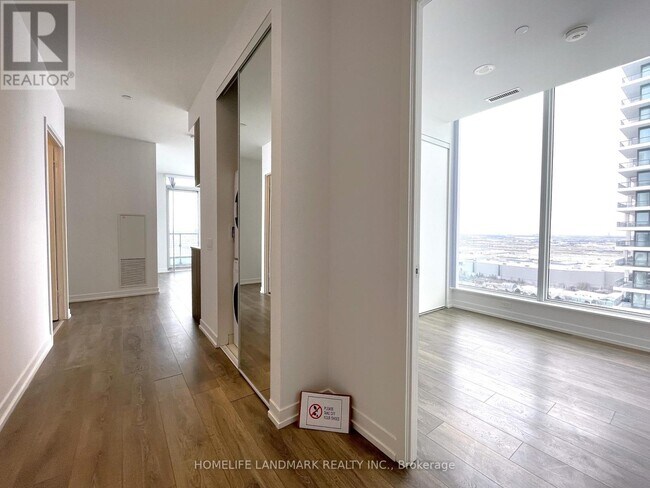 Photo du bâtiment - 898 Portage Pkwy