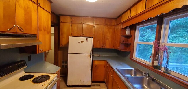 Foto del edificio - Large 4 Bedroom House On Hwy 105