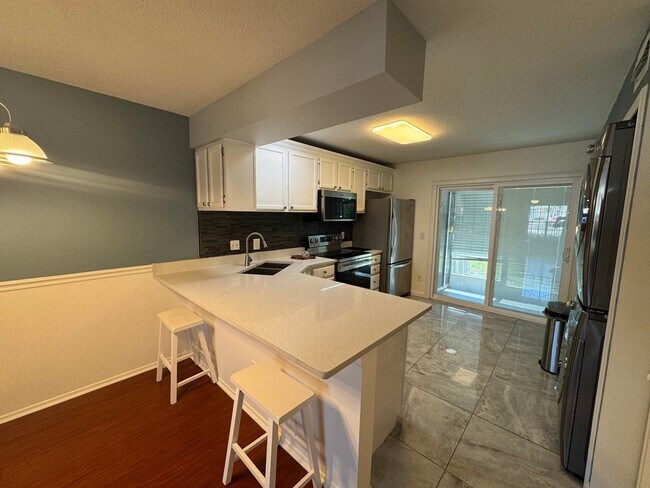 Foto del edificio - Charming 2-Bedroom Condo with Pool Access & Water Included – Prime Orlando Location