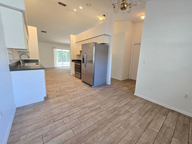 Foto del edificio - 3 Bedroom, 2 Bath Home with Yard - Palmetto