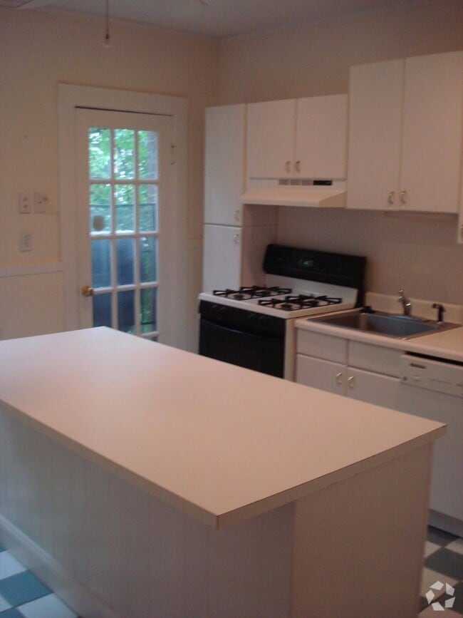 Building Photo - 384 Riverway