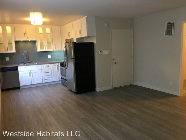 Building Photo - 311 S Doheny Dr