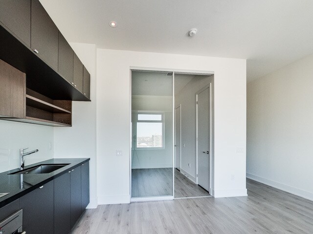 Photo du bâtiment - 111-1111 St Clair Ave W