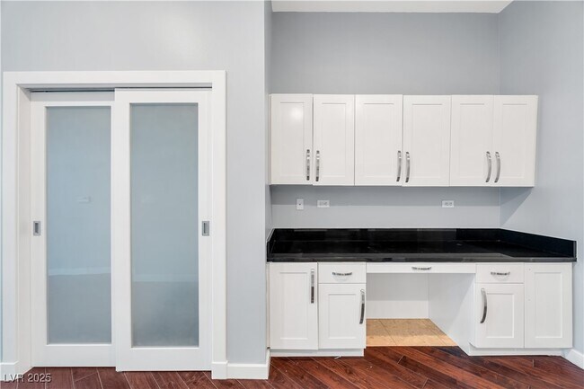 Foto del edificio - 4575 Dean Martin Dr