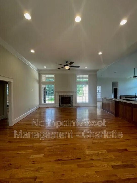 Building Photo - 3 bedroom custom home on tons of acreage w...