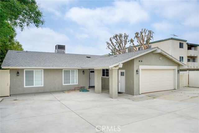 Foto principal - 16132 Chatsworth St
