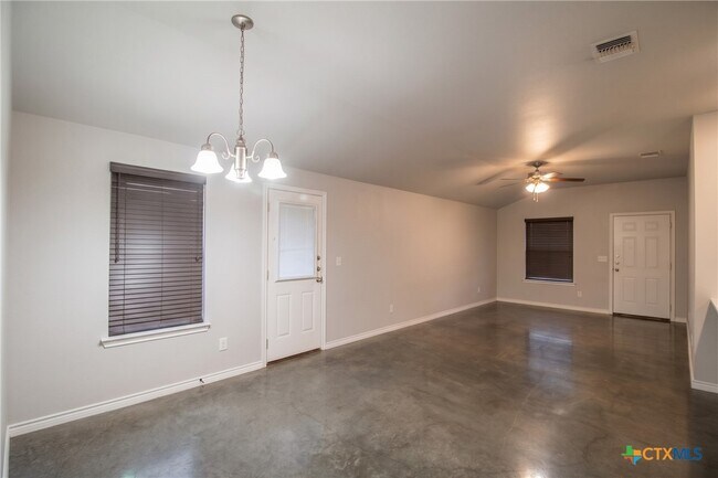 Foto del edificio - 300 Lowes Blvd