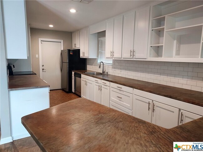 Building Photo - 960 Spring Hill Dr