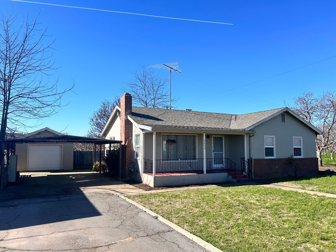 Primary Photo - Super Cute 3 Bedroom/1 Bath Country Home i...