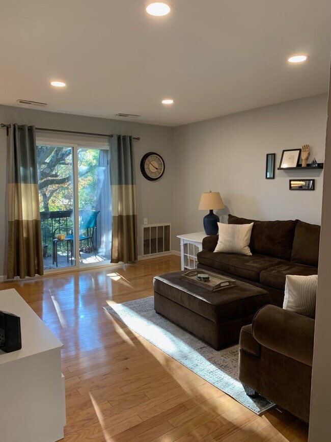 Foto del edificio - 824 Meadowview Ln
