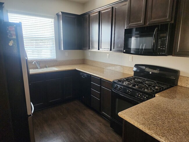 Building Photo - Murrieta 3 bed/2.5 bath Townhome with 2 Ca...
