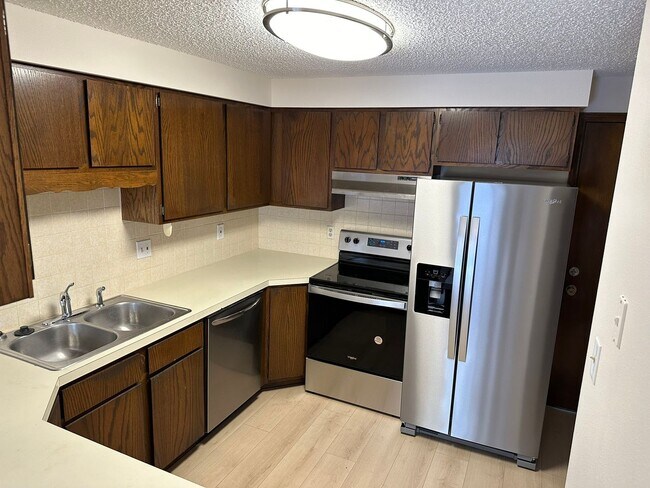 Building Photo - Spacious Cozy Duplex Ready for you to Call...