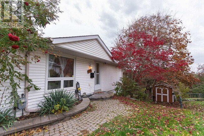 Building Photo - 692 Down Crescent