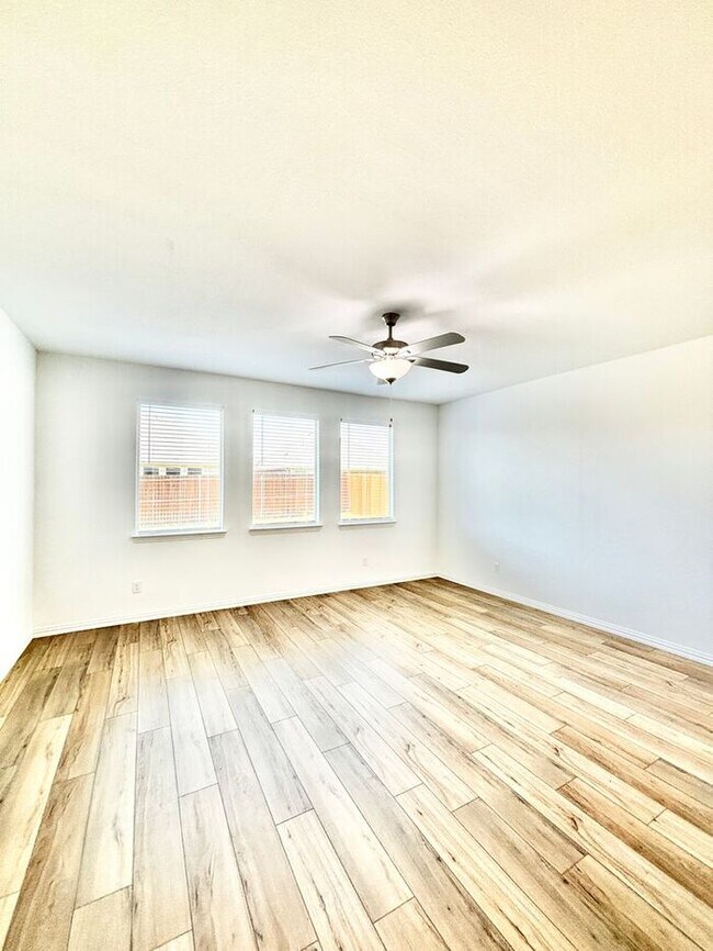 Building Photo - Spacious 4-Bedroom Home with Fenced Yard a...