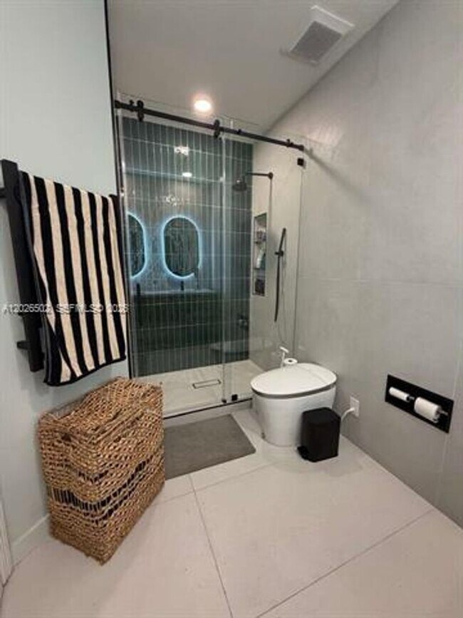 Foto del edificio - 3332 W 108th St
