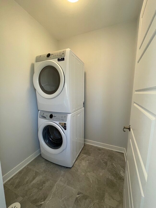 Building Photo - 2442 Watercolours Way