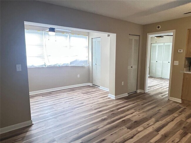 Foto del edificio - 1103 Cypress Gardens Blvd