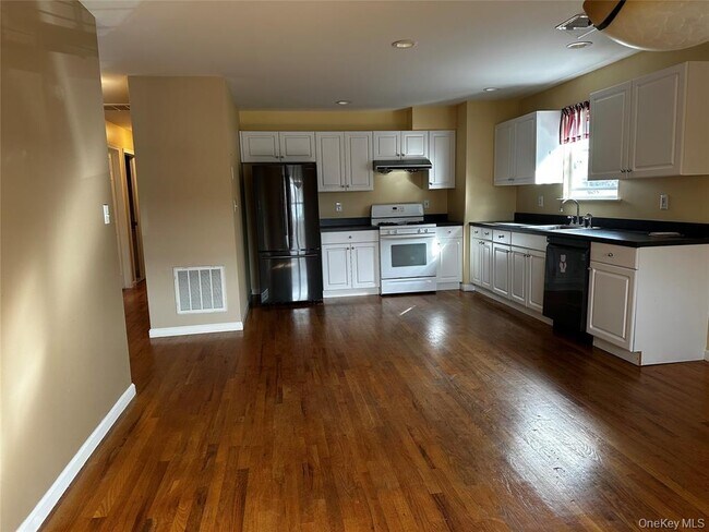 Building Photo - 15 Shari Ct