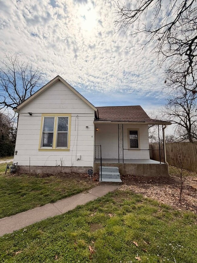Building Photo - 408 E 41st St