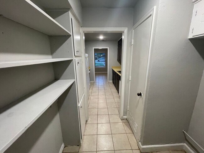 Foto del edificio - 930-932 Lindy Court