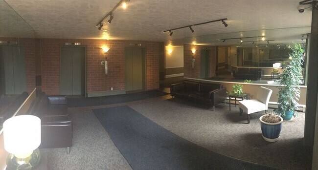 Foto del edificio - Modern Downtown Condo with Secure Access at Arlington Place