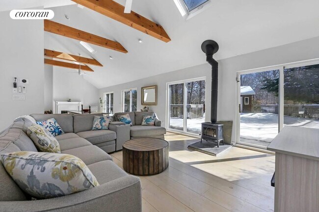 Foto del edificio - 4 Winterberry Ln