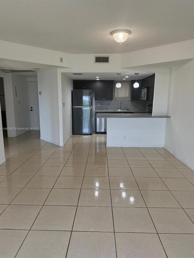 Foto principal - 8290 Lake Dr