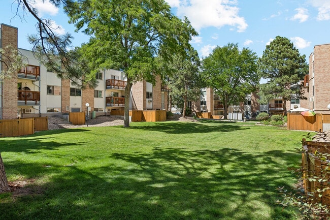 Building Photo - 2855 S Monaco Pky